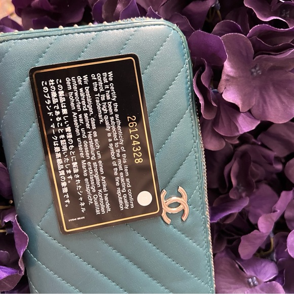 CHANEL Rare 2018 Metiers d’Art 2018 Turquoise Chevron Zipped Wallet - Picture 5 of 16